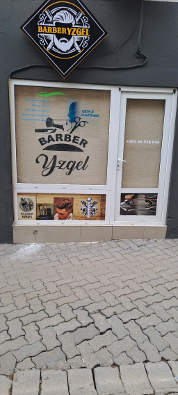 Fasada e Barber Yzgel me tabelë dhe mbishkrime në xham