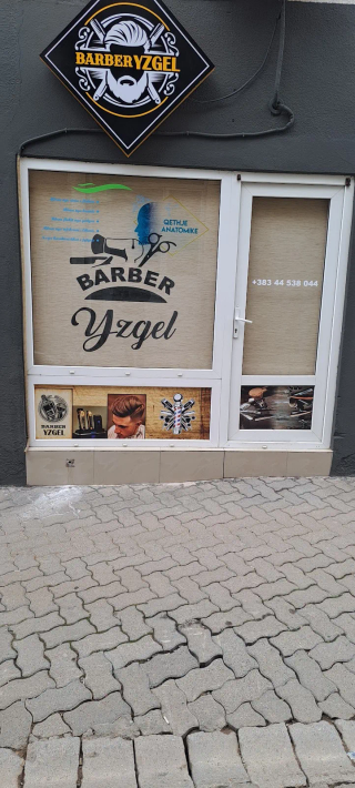 Fasada e Barber Yzgel me tabelë dhe mbishkrime në xham