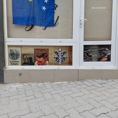 Vitrina e jashtme me grafika mjetesh, logo dhe flamur të Kosovës