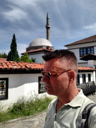 Klient me prerje fade dhe syze para Xhamisë së Sinan Pashës