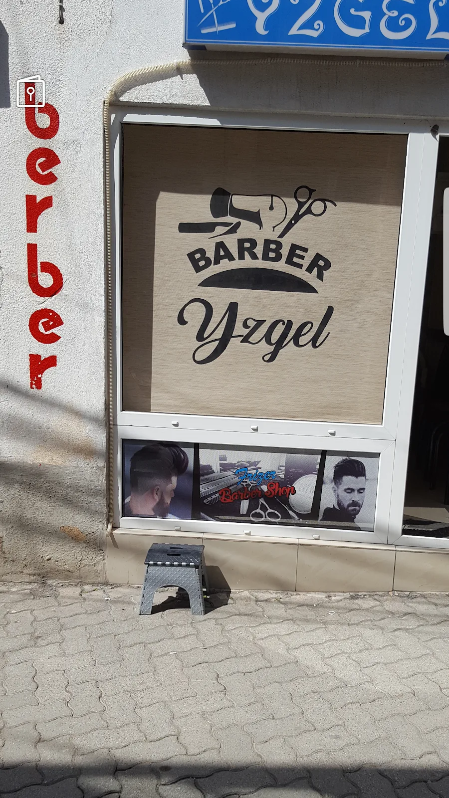 Dritarja e berberhanes me logo BARBER Yzgel dhe shkronja berber